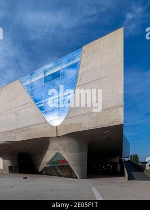 Phaeno Science Center ist ein Museum der Phänomene, in Wolfsburg. Entworfen von der Architektin Zaha Hadid steht es auf zehn massiven Kegeln. phæno wurde 2005 eröffnet. Stockfoto