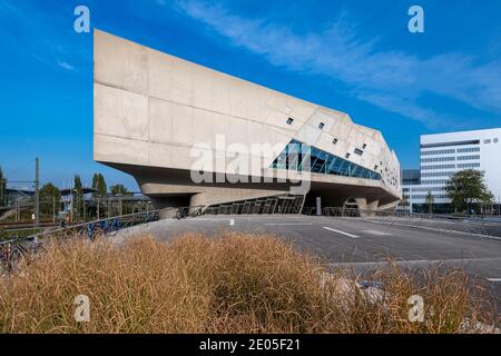 Phaeno Science Center ist ein Museum der Phänomene, in Wolfsburg. Entworfen von der Architektin Zaha Hadid steht es auf zehn massiven Kegeln. phæno wurde 2005 eröffnet. Stockfoto