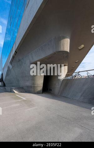 Phaeno Science Center ist ein Museum der Phänomene, in Wolfsburg. Entworfen von der Architektin Zaha Hadid steht es auf zehn massiven Kegeln. phæno wurde 2005 eröffnet. Stockfoto