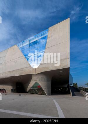 Phaeno Science Center ist ein Museum der Phänomene, in Wolfsburg. Entworfen von der Architektin Zaha Hadid steht es auf zehn massiven Kegeln. phæno wurde 2005 eröffnet. Stockfoto