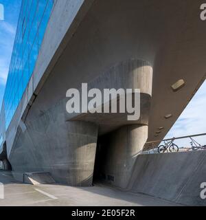 Phaeno Science Center ist ein Museum der Phänomene, in Wolfsburg. Entworfen von der Architektin Zaha Hadid steht es auf zehn massiven Kegeln. phæno wurde 2005 eröffnet. Stockfoto