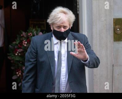 London, Großbritannien. Dezember 2020. Premierminister Boris Johnson verlässt die Nummer 10, um ins Parlament zu gehen. Heute findet die Abstimmung über das Brexit-Abkommen statt. Kredit: Mark Thomas/Alamy Live Nachrichten Stockfoto