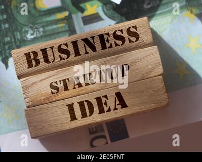 Holzblöcke mit den Worten Business Startup Idee. Das Konzept der Beschaffung von Mitteln für Start-up,Crowdfunding. In die Zukunft investieren Stockfoto
