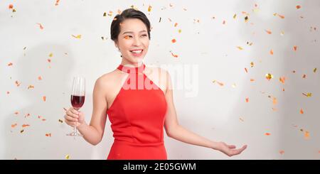 Attraktive Mädchen in stilvollen Party-Kleidung Anhebung Weinglas während der Veranstaltung. Stockfoto