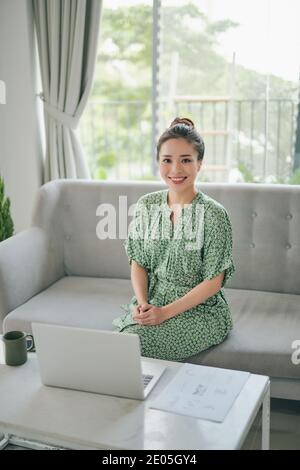 Asiatische Frau machte Treffen online mit Laptop. Stockfoto