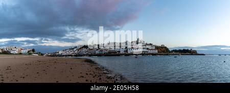 Ferragudo, Portugal - 27. Dezember 2020: Blick auf das malerische Fischerdorf Ferragudo an der Algarve-Küste Portugals Stockfoto