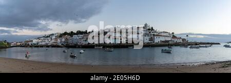 Ferragudo, Portugal - 27. Dezember 2020: Blick auf das malerische Fischerdorf Ferragudo an der Algarve-Küste Portugals Stockfoto