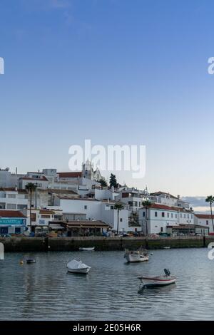 Ferragudo, Portugal - 27. Dezember 2020: Blick auf das malerische Fischerdorf Ferragudo an der Algarve-Küste Portugals Stockfoto