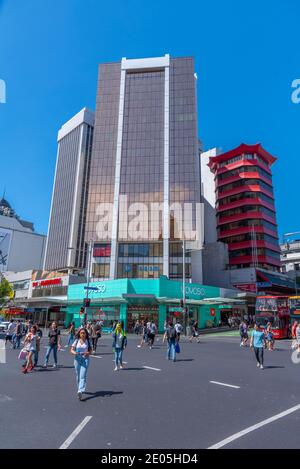 AUCKLAND, NEUSEELAND, 20. FEBRUAR 2020: Die Menschen kommen in ein Einkaufszentrum im Zentrum von Auckland, Neuseeland Stockfoto