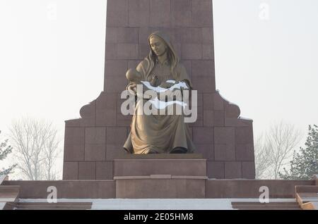 Denkmal "Mutter und Kind" im Winter mit Schnee bedeckt Unabhängigkeitsplatz in Usbekistan Stockfoto