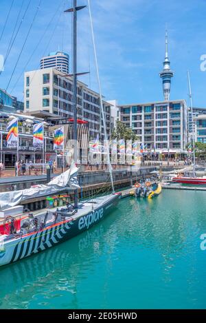 AUCKLAND, NEUSEELAND, 20. FEBRUAR 2020: Blick auf den Sky Tower vom Hafen in Auckland, Neuseeland Stockfoto