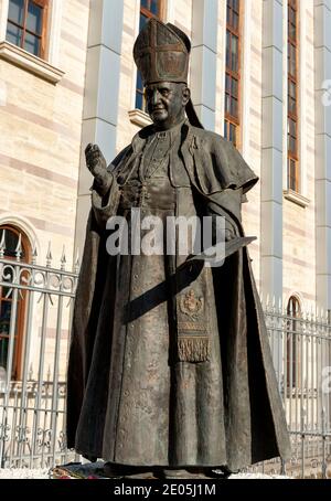 Johannes XXIII. Statue von Carlo Balljana in der katholischen Kirche St. Joseph in Sofia Bulgarien Osteuropa Stockfoto