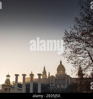 Ein eindrucksvoller Blick auf den Palau Nacional (Nationalpalast) in Barcelona, Spanien. Dieses alte Gebäude beherbergt das Nationale Kunstmuseum von Katalonien. Stockfoto