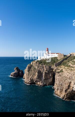 Eine vertikale Ansicht des Leuchtturms von Cabo da Sao Vicente an der Algarve Küste von Portugal Stockfoto