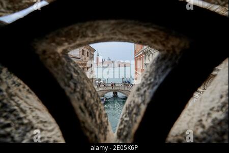 Blick aus der Seufzerbrücke verbindet Ponte dei Sospiri das Neue Gefängnis (Prigioni Nuove) mit den Verhörräumen im herzoglichen Palast, Venedig, Venetien Stockfoto