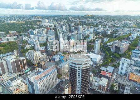 AUCKLAND, NEUSEELAND, 19. FEBRUAR 2020: Sonnenuntergang Luftaufnahme des Zentrums von Auckland vom Sky Tower, Neuseeland Stockfoto