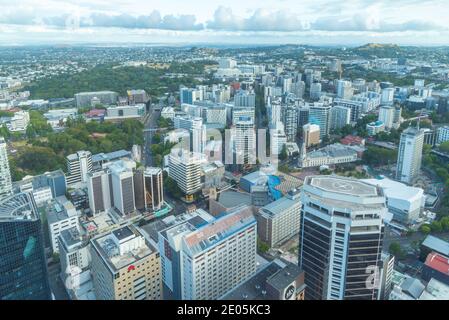 AUCKLAND, NEUSEELAND, 19. FEBRUAR 2020: Sonnenuntergang Luftaufnahme des Zentrums von Auckland vom Sky Tower, Neuseeland Stockfoto