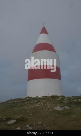 Rot-weiß gestreiftes Navigationszeichen in Chapel Down on the Island of St Martin's in the Isles of Scilly, England, Großbritannien Stockfoto