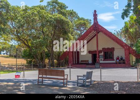 WAITANGI, NEUSEELAND, 18. FEBRUAR 2020: Wharenui-Gemeindebaus auf dem Waitangi-Vertragsgelände in Neuseeland Stockfoto
