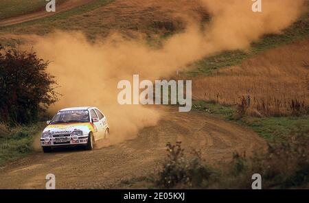 Malcolm Wilson und Ian Grindrod testen seinen Vauxhall Astra GTE 16-V-Rallye-Auto auf Millbrook Proving Ground UK 1989 Stockfoto