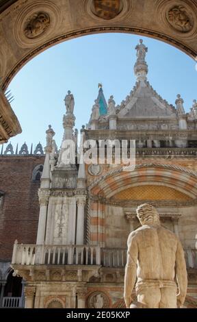 Scala dei Giganti, Skulptur Mars im Innenhof des Dogenpalastes (Palazzo Ducale), Venedig, Venetien, Italien, Europa. Stockfoto