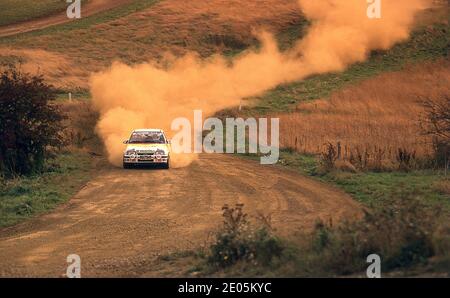 Malcolm Wilson und Ian Grindrod testen seinen Vauxhall Astra GTE 16-V-Rallye-Auto auf Millbrook Proving Ground UK 1989 Stockfoto