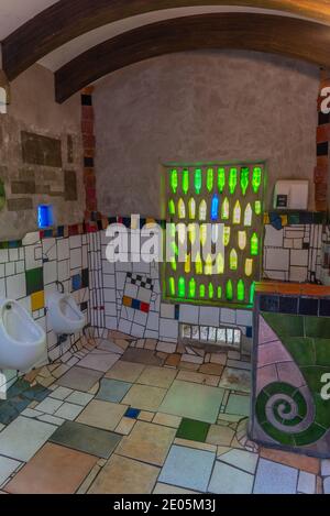 KAWAKAWA, NEUSEELAND, 17. FEBRUAR 2020: Hundertwasser Öffentliche Toiletten in Kawakawa, Neuseeland Stockfoto