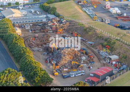 NEW PLYMOUTH, NEUSEELAND, 13. FEBRUAR 2020: Luftaufnahme eines Schrottplatzes in New Plymouth, Neuseeland Stockfoto