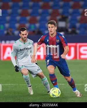 Nemanja Radoja von Levante UD und Juanmi Jimenez von Real Betis während der spanischen Meisterschaft La Liga Fußball mach zwischen Levante und Real Betis am 29. Dezember 2020 im Estadio Ciutat de Valencia in Valencia, Spanien - Foto Maria Jose Segovia / Spanien DPPI / DPPI / LM Kredit: Paola Benini/Alamy Live News Stockfoto