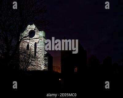 Der südliche Querschiff-Turm der Abtei von Arbroath mit seinem charakteristischen runden Fenster, das für die Mariners in vergangenen Zeiten erleuchtet wurde und jetzt für Weihnachten beleuchtet ist. Stockfoto