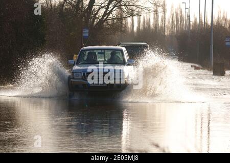 Ein Ford Pickup Truck fährt durch Sturm Bella überflutet Barnsdale Road in der Nähe von Castleford, West Yorkshire, Großbritannien Stockfoto