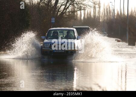 Ein Ford Pickup Truck fährt durch Sturm Bella überflutet Barnsdale Road in der Nähe von Castleford, West Yorkshire, Großbritannien Stockfoto