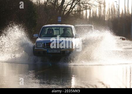 Ein Ford Pickup Truck fährt durch Sturm Bella überflutet Barnsdale Road in der Nähe von Castleford, West Yorkshire, Großbritannien Stockfoto