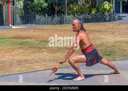 ROTORUA, NEUSEELAND, 11. FEBRUAR 2020: Haka-Kriegstanz im Dorf Te puia bei Rotorua, Neuseeland Stockfoto