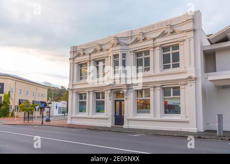 NELSON, NEUSEELAND, 4. FEBRUAR 2020: Sonnenuntergang Ansicht von Nelson Abendgebäude im Zentrum von Nelson, Neuseeland Stockfoto