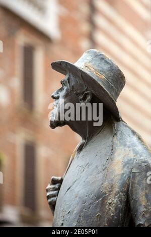 Die Statue des italienischen Dichters Berto Barbarani auf der Piazza delle Erbe in Verona. Italien Stockfoto