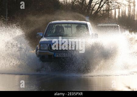 Ein Ford Pickup Truck fährt durch Sturm Bella überflutet Barnsdale Road in der Nähe von Castleford, West Yorkshire, Großbritannien Stockfoto