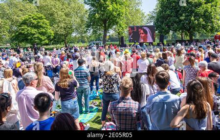 Menschenmassen beobachten große Fernsehbildschirme bei der Hochzeit von Prinz Harry und Meghan Markle, die am 19. Mai 2018 im Windsor Castle, Großbritannien, stattfand. Stockfoto