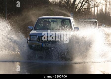 Ein Ford Pickup Truck fährt durch Sturm Bella überflutet Barnsdale Road in der Nähe von Castleford, West Yorkshire, Großbritannien Stockfoto