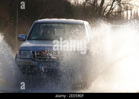 Ein Ford Pickup Truck fährt durch Sturm Bella überflutet Barnsdale Road in der Nähe von Castleford, West Yorkshire, Großbritannien Stockfoto