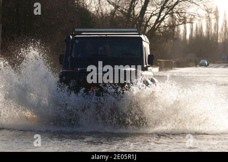 Ein Landrover macht beim Fahren durch Storm Bella einen Splash Überschwemmung auf der Barnsdale Road in Castleford, West Yorkshire, Großbritannien Stockfoto