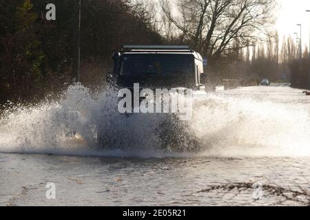 Ein Landrover macht beim Fahren durch Storm Bella einen Splash Überschwemmung auf der Barnsdale Road in Castleford, West Yorkshire, Großbritannien Stockfoto