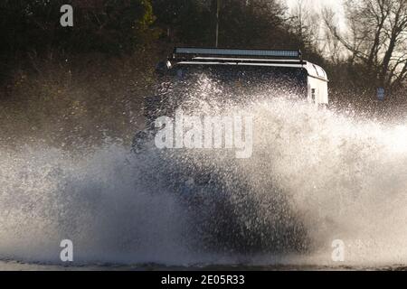 Ein Landrover macht beim Fahren durch Storm Bella einen Splash Überschwemmung auf der Barnsdale Road in Castleford, West Yorkshire, Großbritannien Stockfoto