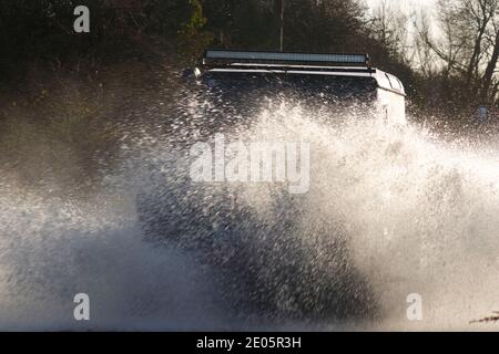 Ein Landrover macht beim Fahren durch Storm Bella einen Splash Überschwemmung auf der Barnsdale Road in Castleford, West Yorkshire, Großbritannien Stockfoto