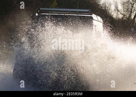 Ein Landrover macht beim Fahren durch Storm Bella einen Splash Überschwemmung auf der Barnsdale Road in Castleford, West Yorkshire, Großbritannien Stockfoto