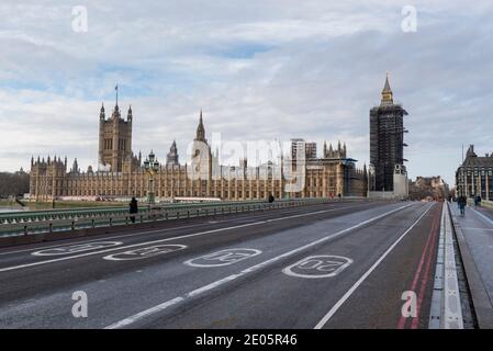 London, Großbritannien. 30 Dezember 2020. Die Houses of Parliament stehen hinter Paaren von 20 Meilen pro Stunde Geschwindigkeitsbegrenzungszeichen auf der Straße auf der Westminster Bridge, die zusammen das Jahr 2020 zeigen. Das Jahr 2020 neigt sich dem Ende zu und die Abgeordneten werden heute das Handelsabkommen zwischen Großbritannien und der EU im Parlament ratifizieren. Gleichzeitig versucht die britische Regierung, die Auswirkungen der Rekordwerte von Coronavirus-Fällen zu bekämpfen, die eine Erhöhung der nationalen Alarmstufen erfordern könnten. Kredit: Stephen Chung / Alamy Live Nachrichten Stockfoto