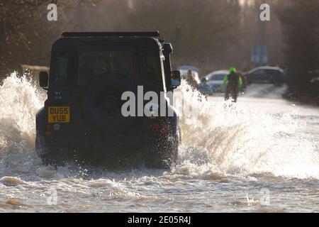 Ein Landrover macht beim Fahren durch Storm Bella einen Splash Überschwemmung auf der Barnsdale Road in Castleford, West Yorkshire, Großbritannien Stockfoto