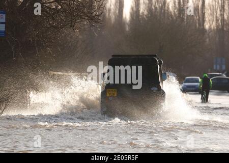 Ein Landrover macht beim Fahren durch Storm Bella einen Splash Überschwemmung auf der Barnsdale Road in Castleford, West Yorkshire, Großbritannien Stockfoto