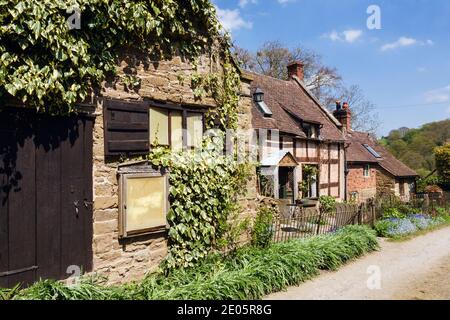 Malerisches altes Landhaus und Nebengebäude auf der Landstraße im ländlichen Dorf Hope Bowdler, Shropshire, West Midlands, England, Großbritannien Stockfoto