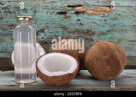 Flasche Kokoswasser und frisches Obst in natura. 100% natürliche Frucht, ohne chemische Konservierungsstoffe. Frucht reich an Nährstoffen, die viel beitragen Stockfoto